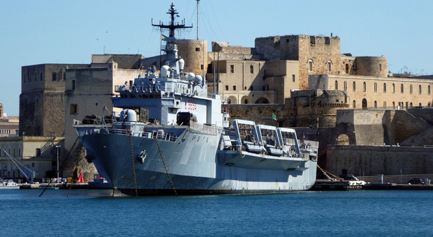 La nave San Giusto ormeggiata alle banchine della base anfibia della Marina militare, nel porto di Brindisi