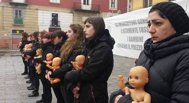 Giugliano. «No all'inceneritore»: protesta con finte mamme incinta e bambolotti