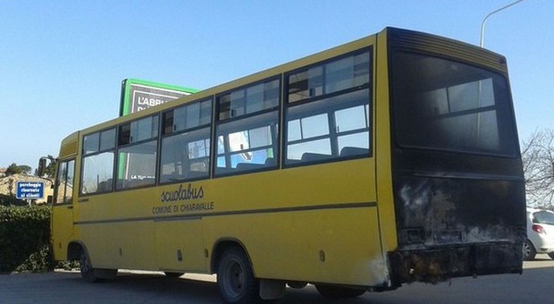 L'autobus andato a fuoco