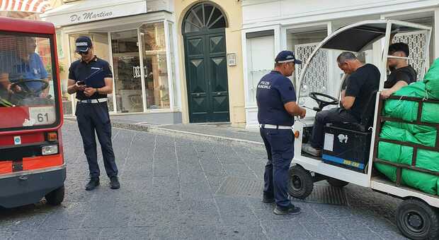 I Vigili Urbani multano i carrellini elettrici a Capri