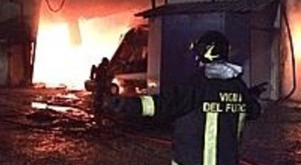 Jesi, violento incendio distrugge fabbrica di carta