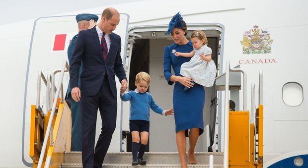 Primo viaggio per la principessina Charlotte: vola in Canada con mamma, papà e George