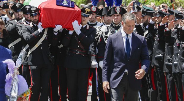 immagine Carabiniere ucciso, folla in chiesa: sulla bara le foto del matrimonio e la maglia del Napoli