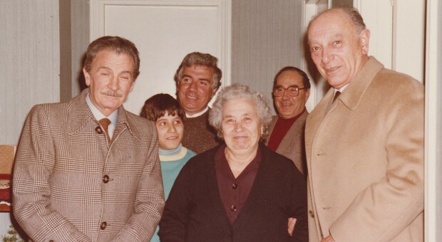 Andrea Baroni (a sinistra), Edmondo Bernacca (a destra) con la famiglia Brannetti negli anni '80