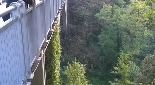 Urbania, il fabbro artista Luciano Ducci si lascia cadere dal "ponte dei suicidi"