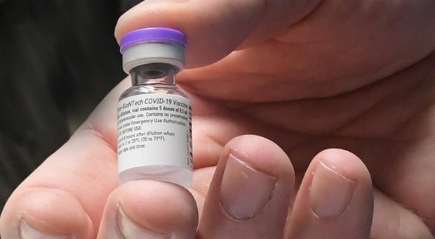 Non firmano il consenso informato per il vaccino anti Covid, il medico legale: «Non è una liberatoria»