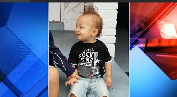 Bambino di 18 mesi abbandonato dalla madre in auto: morto di caldo dopo otto ore a 33°. L'avvocato: «È una brava mamma»