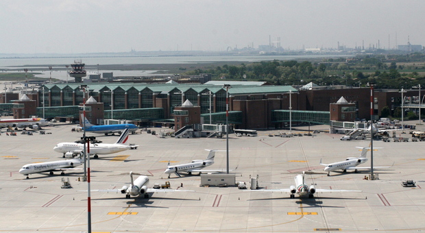 L'aeroporto Marco Polo visto dalla Torre Nuova di controllo