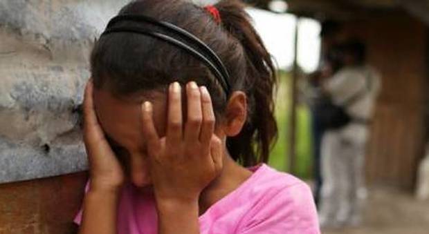 Madre e figlia 13enne rapinate e violentate in strada da cinque uomini