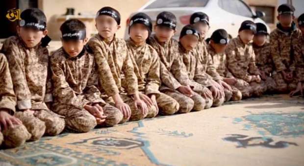 Bambini di 4 anni a lezione di terrorismo: «Così si uccidono gli adulti e si distruggono le chiese»