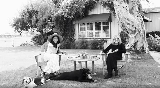 Meghan Markle, sandali e cappello di paglia per l'incontro con Gloria Steinem (nel giardino della nuova casa)