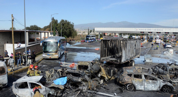 Tir travolge un casello autostradale: almeno 19 i morti