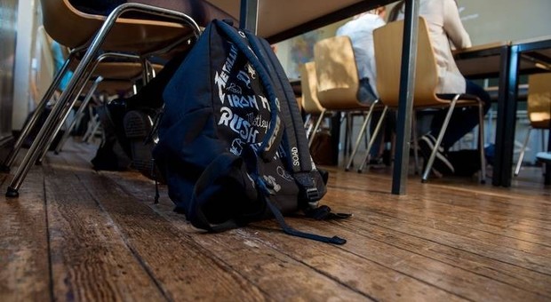 Bulli minorenni palpeggiano la compagna di classe a scuola: accusati di violenza sessuale