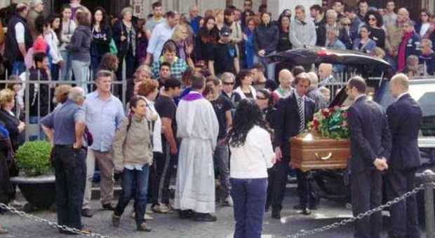L'ultimo saluto al cassintegrato suicida Il vescovo: «Un'intera città sta soffrendo»
