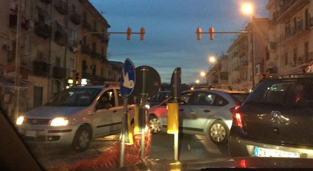 Traffico esasperante a Gianturco senza un'ombra di un vigile