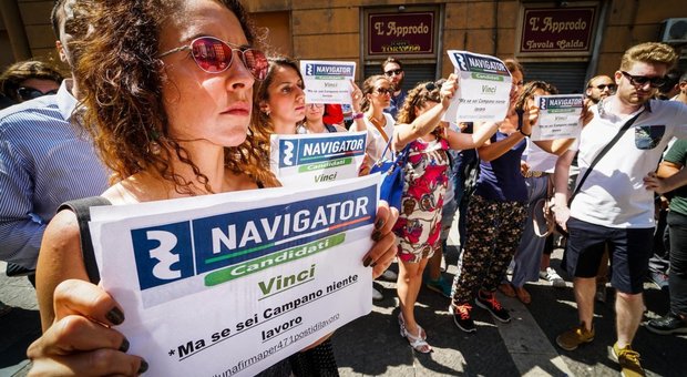 Tornano in piazza i navigator della Campania: «Vogliamo risposte da De Luca»