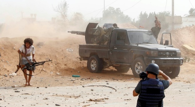 Libia, terminal petroliferi bloccati: persi 260 milioni. Violenti scontri a Tripoli