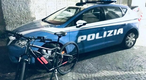 Napoli, tenta di rubare in centro una bici elettrica, 50enne arrestato