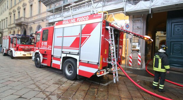 Incendio in appartamento a Firenze: evacuata la palazzina, vigili del fuoco al lavoro per spegnere le fiamme