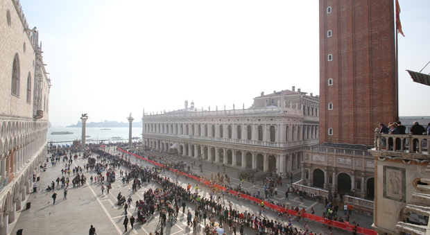 Domenica si corre la Venice Marathon: all'esordio nella 42 km anche Ivan Basso e Mauro Bergamasco