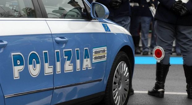 Napoli: tenta di scippare anziana turista in carrozzella, arrestato