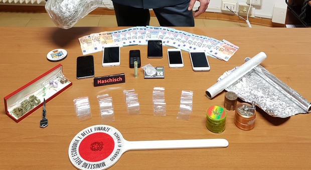 Civitanova, la Finanza scopre bazar della droga: arrestato un irregolare
