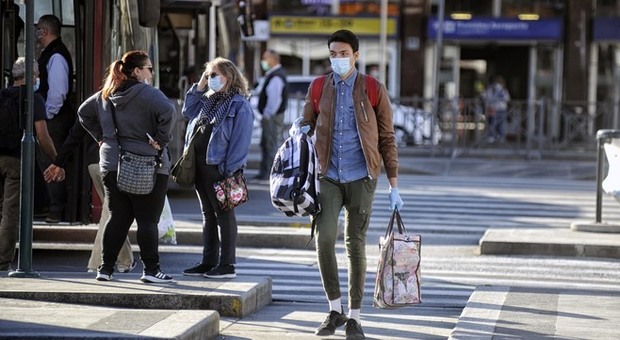 Coronavirus Fase 2 diretta, a Roma file in metro, più traffico e passeggeri a Termini