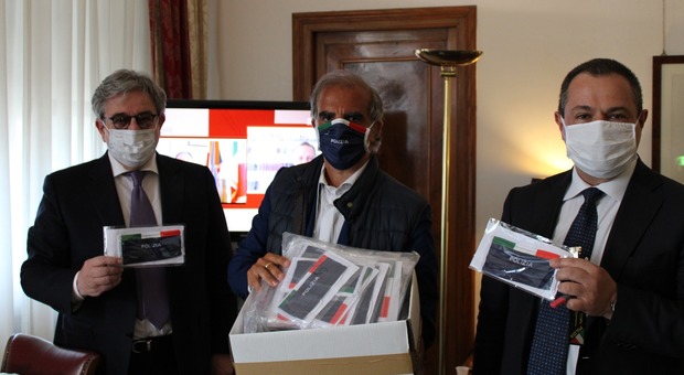 Polizia di Stato, donate 200 mascherine 'griffate' agli agenti della Questura di Roma
