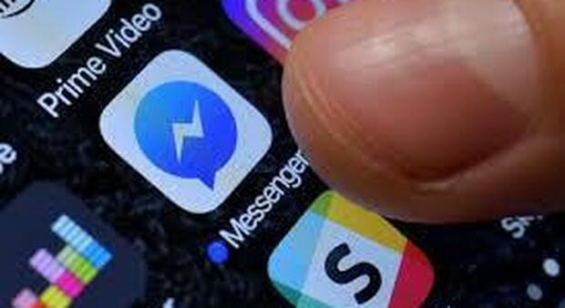 Messenger down, la app non funziona: «Messaggi non arrivano». Problemi anche a Facebook e Instagram