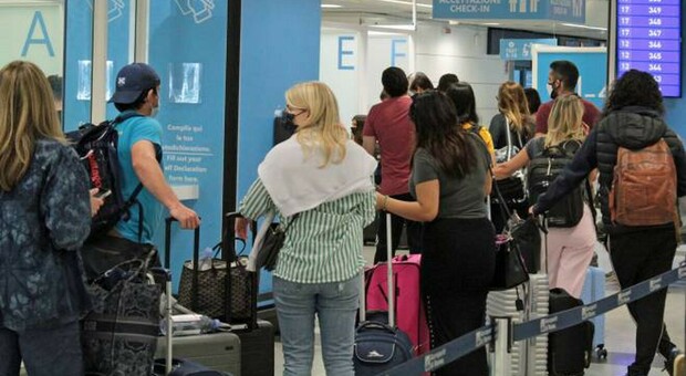 Green pass o tampone, ordinanza di De Luca: controlli rafforzati in aeroporto per chi rientra dall'estero