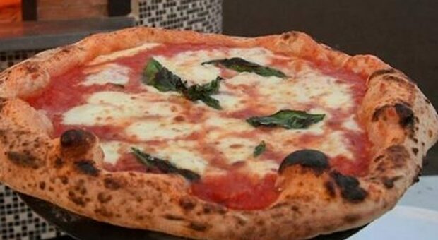 Ragazza 19enne rischia di soffocare con la mozzarella della pizza: salvata da un passante con la manovra di Heimlich