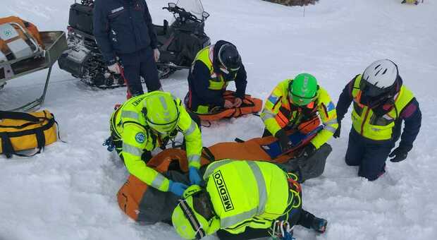 Tredicenne cade sulla pista da sci affollata: gravi lesioni alla colonna