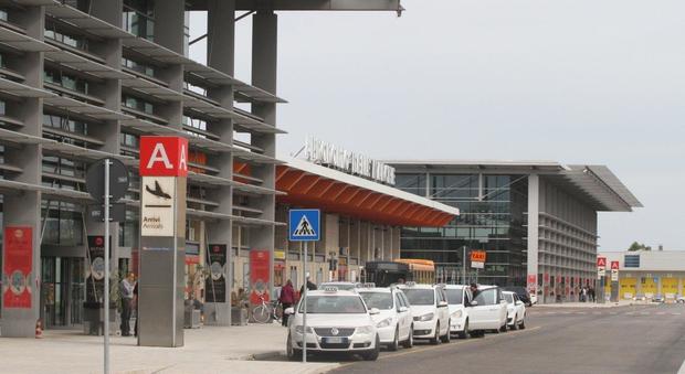 Guasto tecnico per un bimotore: atterraggio d'emergenza all'aeroporto di Falconara