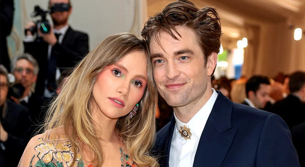 Robert Pattinson diventerà papà. L'annuncio della compagna Suki Waterhouse: «Ho provato a distrarvi dal pancione, ma non ha funzionato»