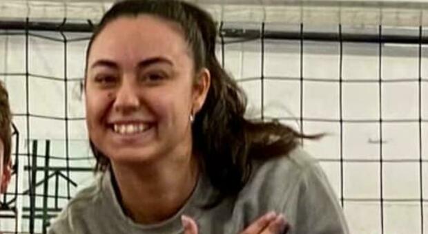 Malore improvviso alla partita di volley: Alessia Intiso morta a 23 anni, allenava l'Under 12. Aveva mal di testa, squadra sconvolta