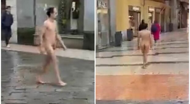 Passeggia nudo e disinvolto in centro sotto la pioggia, il video diventa virale: «Protesto contro i poteri forti» VIDEO