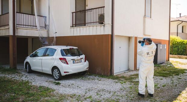 I Ris esaminano l'appartamento di via 28 Aprile, a Conegliano, in cui è stata uccisa Margherita Ceschin