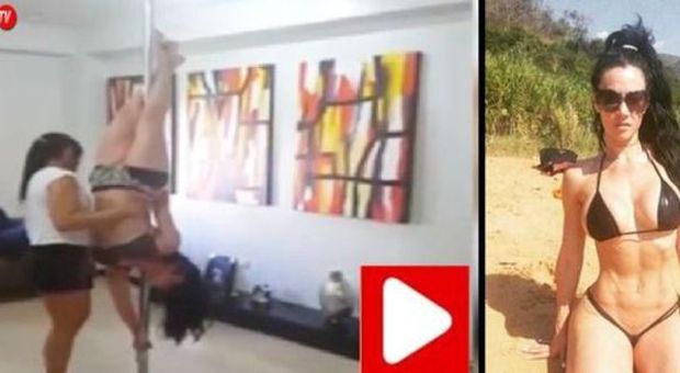 Modella di Playboy cade durante la pole dance: esplode il seno, ricoverata in ospedale