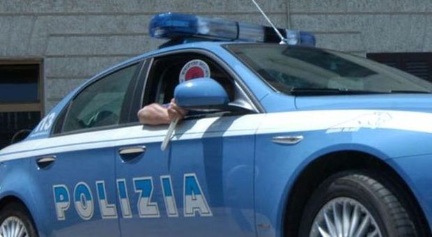 Roma, non si ferma all'alt e tenta di travolgere poliziotto: inseguimento da film al Tufello