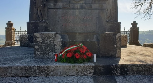 Morte degli agenti Rotta e Demenego, a Orvieto la Cgil depone fiori. Bandiere a mezz'asta nel giorno dei funerali