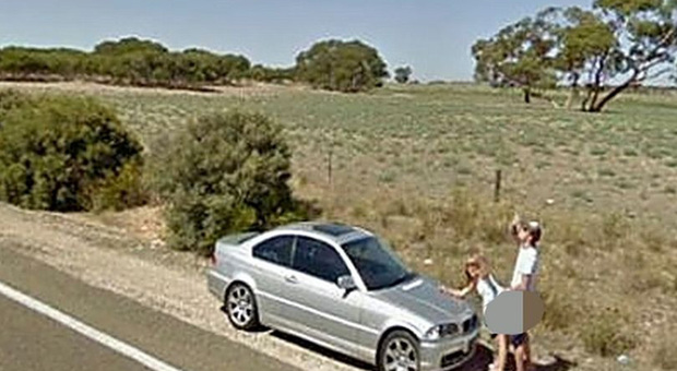 Fanno sesso in strada sul cofano dell'auto: amanti focosi «beccati» da Google Street View