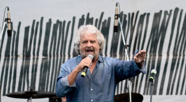 Beppe Grillo sul palco a Palermo al telefono con Assange - diretta
