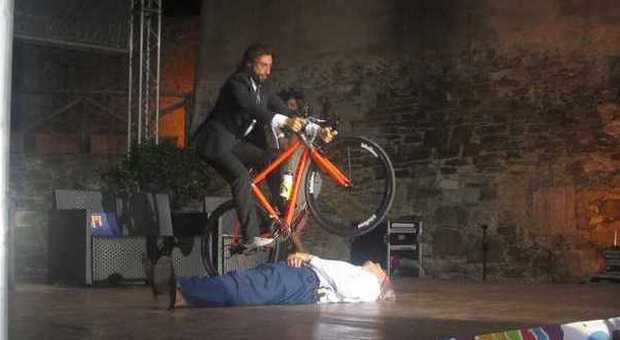 Sgarbi travolto da una bici nel Cilento, ma è lo sketch dell'inviato di «Striscia» Brumotti