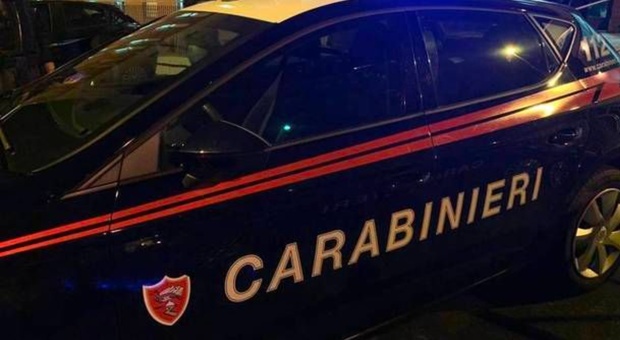 Torino, auto dei carabinieri presa a sassate: in frantumi il lunotto posteriore