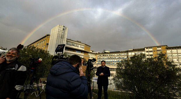 https://statics.cedscdn.it/photos/MED/71/39/8667139_19102136_papa_francesco_arcobaleno_preghiere_fedeli.jpg