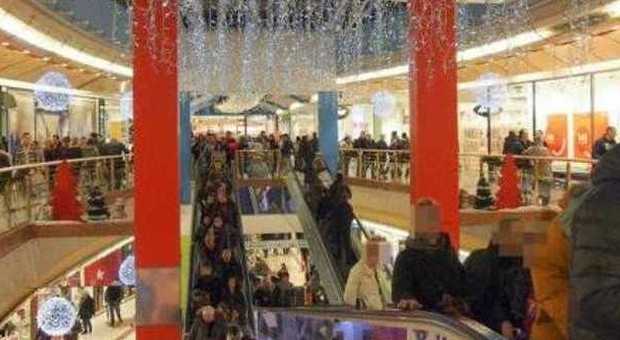 Appello di Zaia ai centri commerciali: «Date priorità alle famiglie»