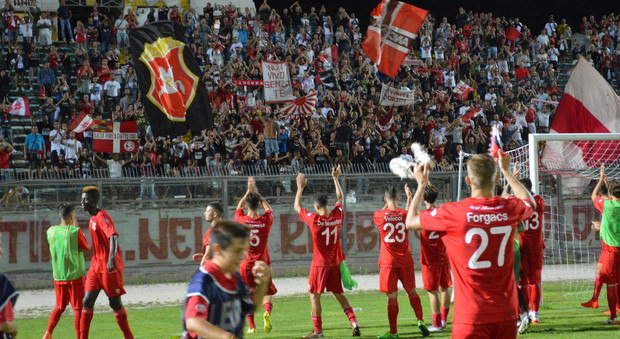 I giocatori dell'Ancona ringraziano i tifosi al termine della partita con il Mantova finita 1-1