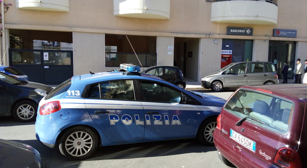 Polizia davanti alla banca (foto Max Frigione)