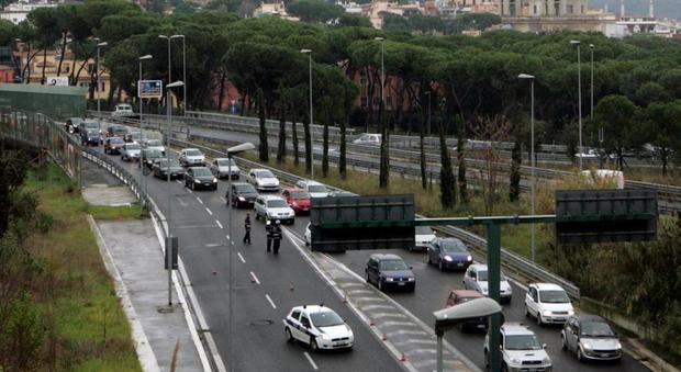Roma, auto si ribalta in via Stadio Olimpico: donna in codice rosso al Gemelli