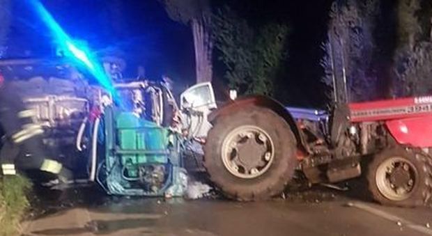 Frontale sulla strada Statale, auto si schianta contro un trattore: morto chef e il suo aiutante